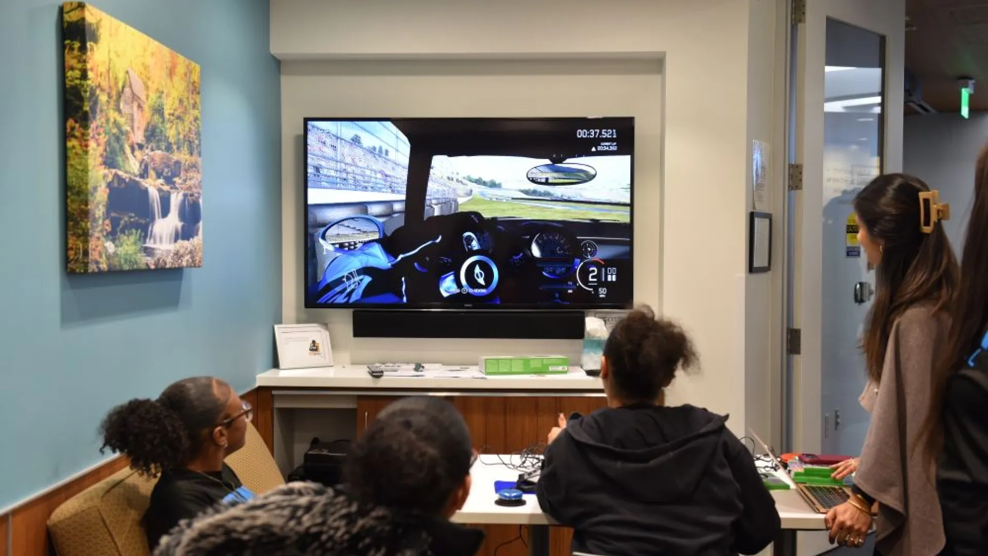 4 women looking at a screen